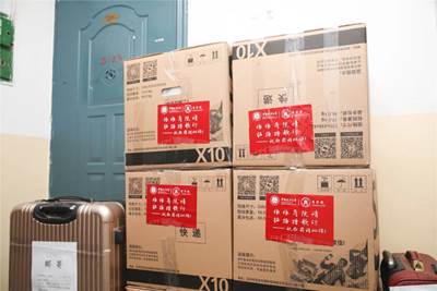 依依商院情 拓路踏歌行——商学院教职工为2020毕业生打包邮寄行李工作纪实