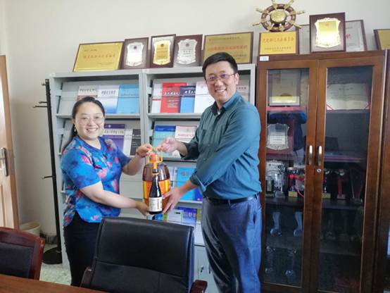 商学院工会为广大教职工送教师节福利