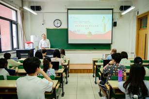 商学院举办“向西部去”毕业生专题教育党课暨“丝路法商·书香同行”援疆赠书仪式​