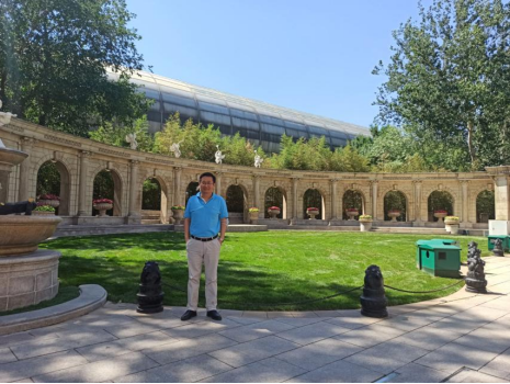 必赢官网李景华教授启程赴伊犁师范大学援疆挂职