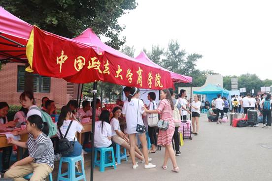 相聚商院，迎风启程——必赢242net官网2018级本科生迎新报道